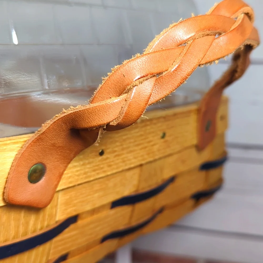 Vintage Peterboro Buffet Picnic Basket with Leather Handles and Dividers‎ Lid